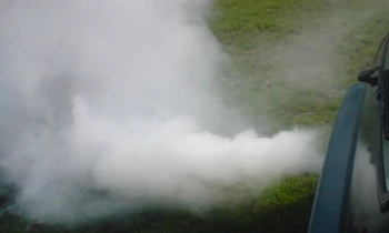 biały dym z rury wydechowej