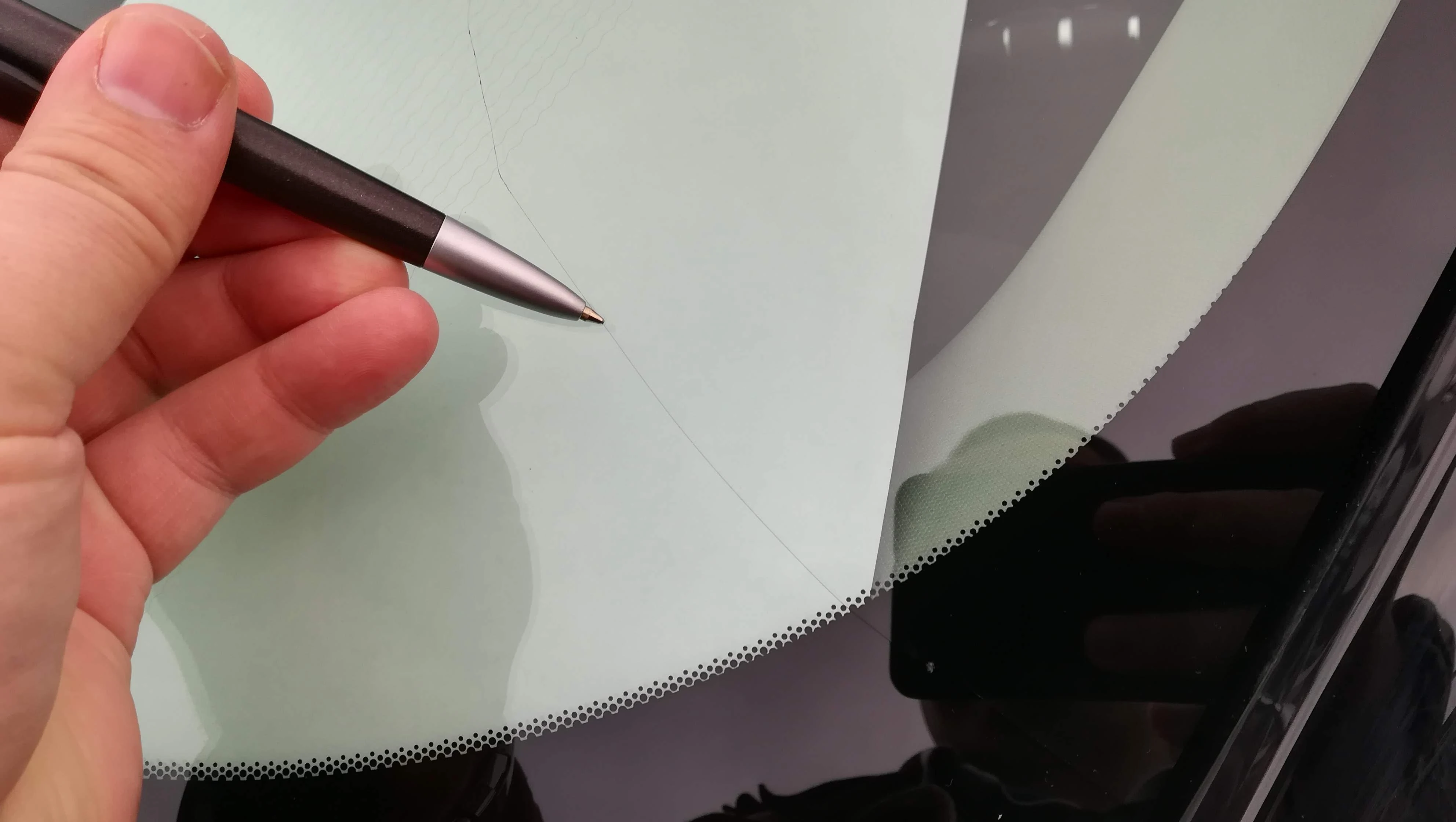 Sprawdzenie pęknięcia szyby za pomocą długopisu kulowego